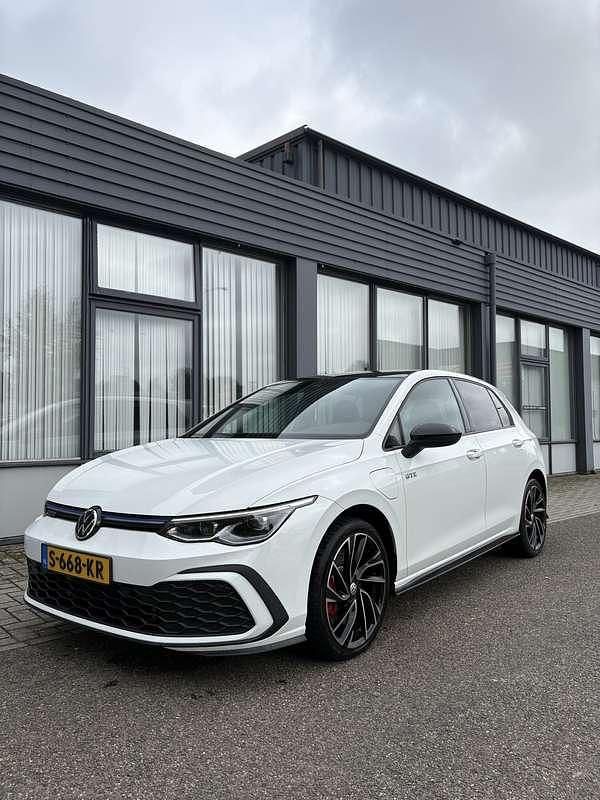 Wit Gebruikt 2020 VW Golf VIII GTE Stationwagen | € 24.999 (Eerlijke prijs) - Afbeelding 1/4