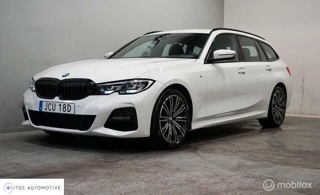 Wit Gebruikt 2022 BMW 320 M Sport Stationwagen | € 42.950 (Duur) - Afbeelding 1/4