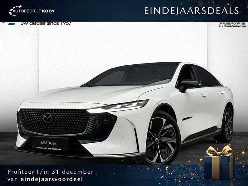 Wit Nieuw 2025 Mazda 6e Takumi-Line Sedan | € 41.850 (Super prijs) - Afbeelding 1/4