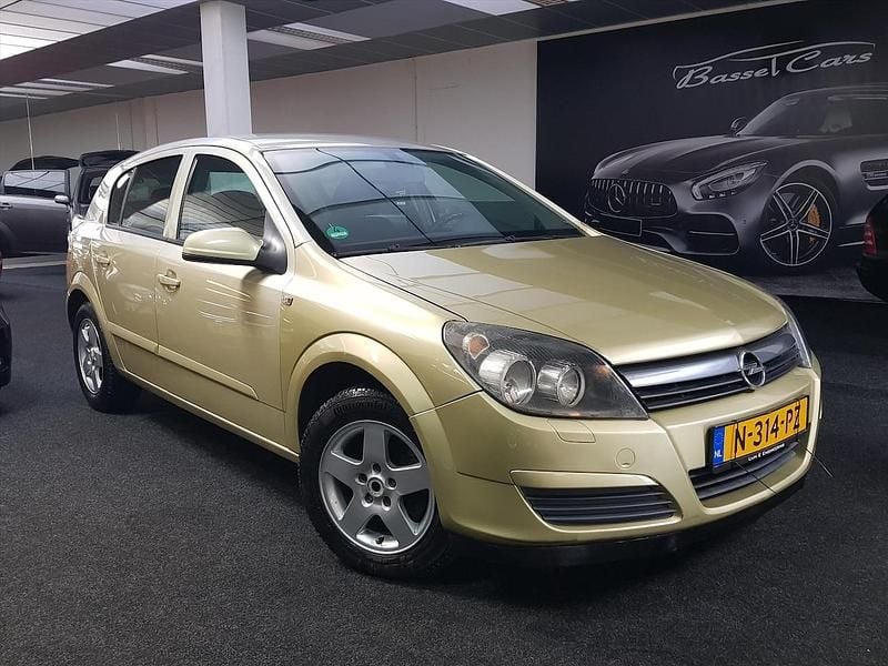 Geel Occasion 2005 Opel Astra Essentia Hatchback | € 1.999 (Goede deal) - Afbeelding 1/4