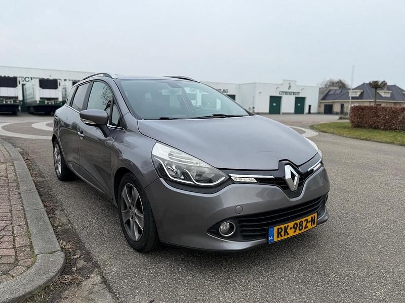 Grijs (metallic) Occasion 2016 Renault Clio GrandTour Iconic Stationwagen | € 5.950 (Super prijs) - Afbeelding 1/4