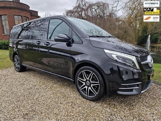 Zwart (metallic) Gebruikt 2019 Mercedes V300 Avantgarde Edition MPV | € 52.500 (Duur) - Afbeelding 1/4