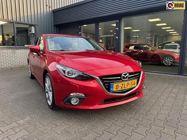 Rood Occasion 2015 Mazda 3 Hatchback | € 10.950 (Eerlijke prijs) - Afbeelding 1/4