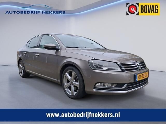Bruin (metallic) Gebruikt 2012 VW Passat Highline Sedan | € 6.950 (Eerlijke prijs) - Afbeelding 1/4