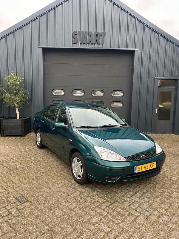 Groen Gebruikt 2002 Ford Focus Trend Sedan | € 995 (Goede deal) - Afbeelding 1/4