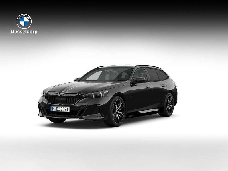 Zwart Nieuw 2025 BMW 530e M Sport Stationwagen | € 86.854 (Goede deal) - Afbeelding 1/4