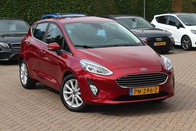 Rood Gebruikt 2017 Ford Fiesta Titanium Hatchback | € 10.550 (Eerlijke prijs) - Afbeelding 1/4