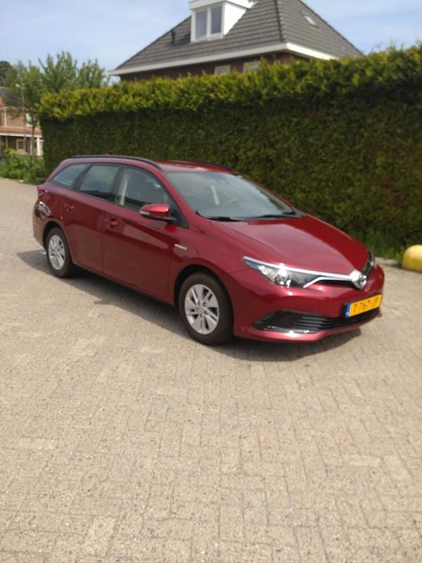 Occasion Toyota Auris Hybrid Active 99 PK (72 kW) 2018 Rood Stationwagen