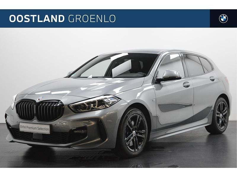 Grijs Gebruikt 2022 BMW 120 M Sport Hatchback | € 31.450 (Eerlijke prijs) - Afbeelding 1/4