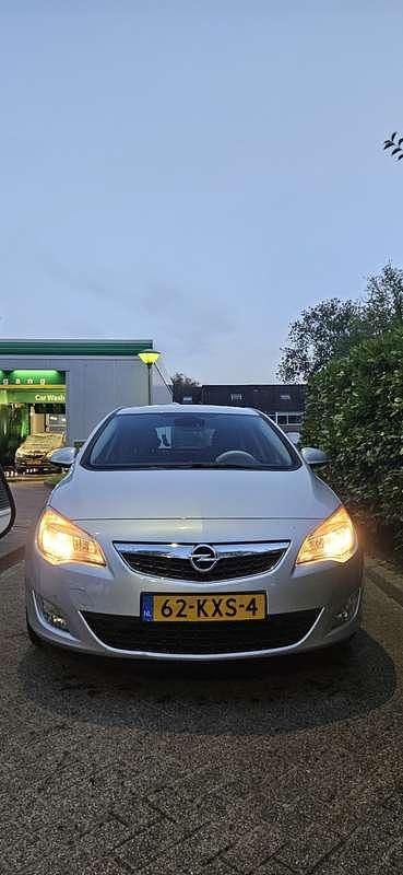 Grijs Occasion 2010 Opel Astra Edition MPV | € 5.400 (Duur) - Afbeelding 1/4