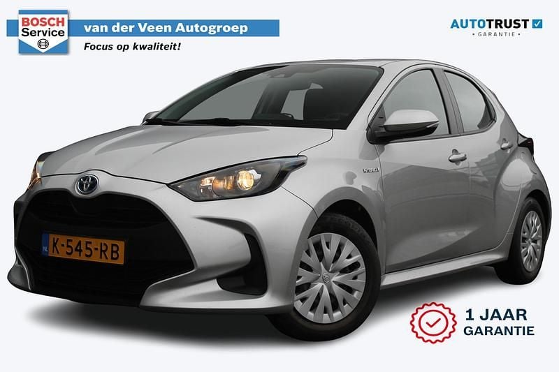 Grijs Gebruikt 2021 Toyota Yaris Hybrid Active Hatchback | € 16.950 (Goede deal) - Afbeelding 1/4