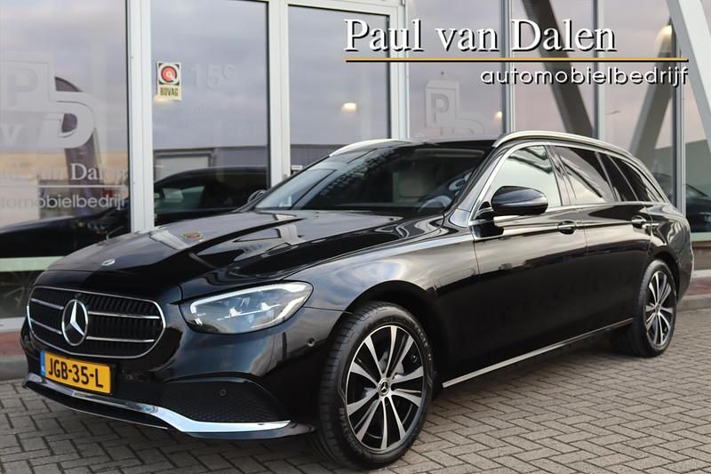 Zwart Gebruikt 2022 Mercedes E300 Luxury Stationwagen | € 35.900 - Afbeelding 1/4