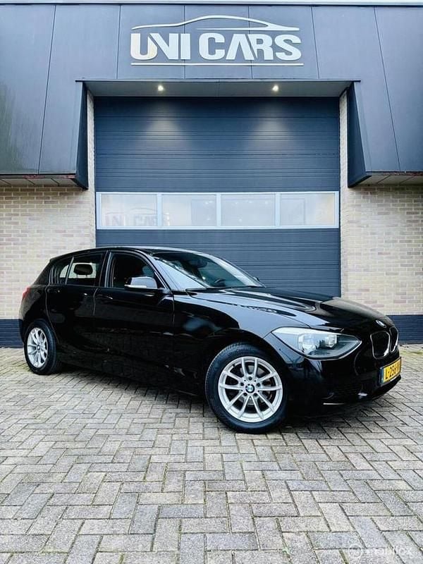 Zwart Gebruikt 2013 BMW 114 Executive Hatchback | € 5.999 (Goede deal) - Afbeelding 1/4