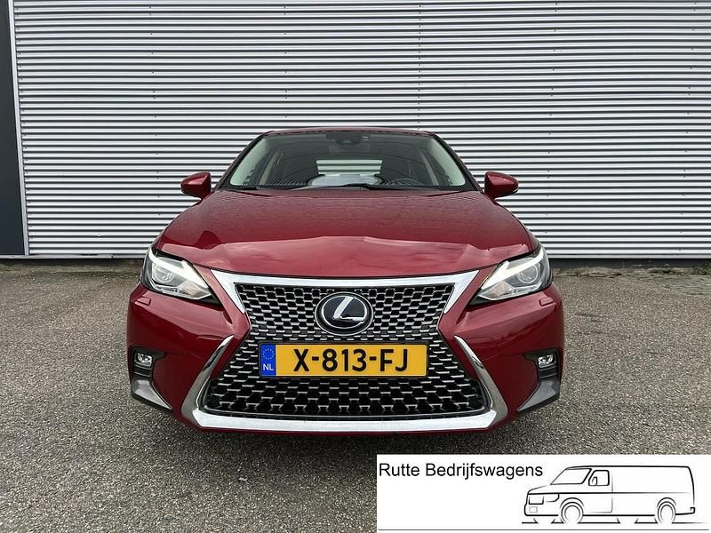Rood Occasion 2019 Lexus CT200h Business Edition Hatchback | € 17.449 (Eerlijke prijs) - Afbeelding 1/4
