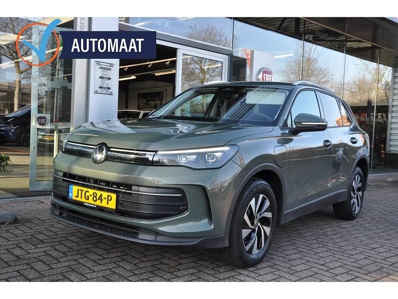Groen Nieuw 2025 VW Tiguan Life SUV | € 43.900 (Super prijs) - Afbeelding 1/4