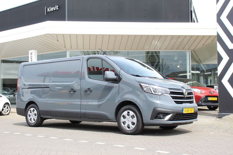 Gris urban (licht grijs) Gebruikt 2024 Renault Trafic Van | € 30.950 (Goede deal) - Afbeelding 1/3