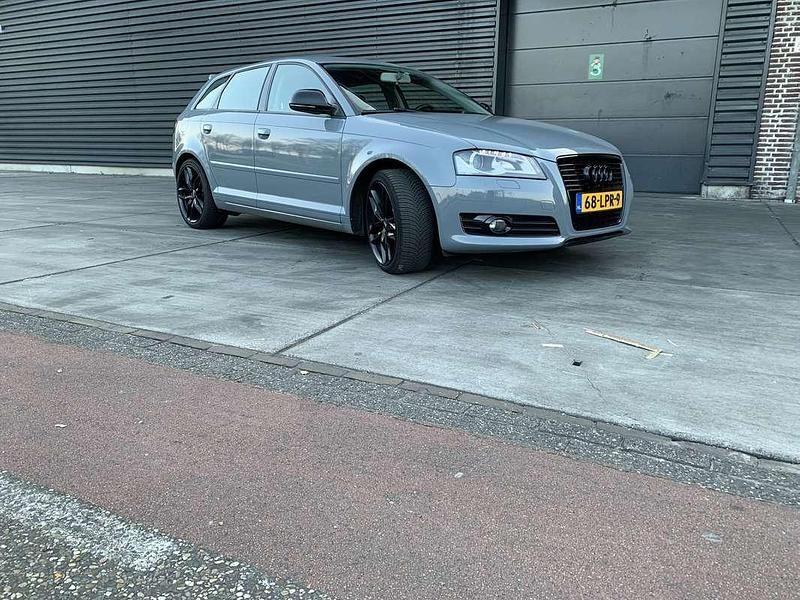 Grijs Gebruikt 2010 Audi A3 Sportback Hatchback | € 5.500 (Eerlijke prijs) - Afbeelding 1/4
