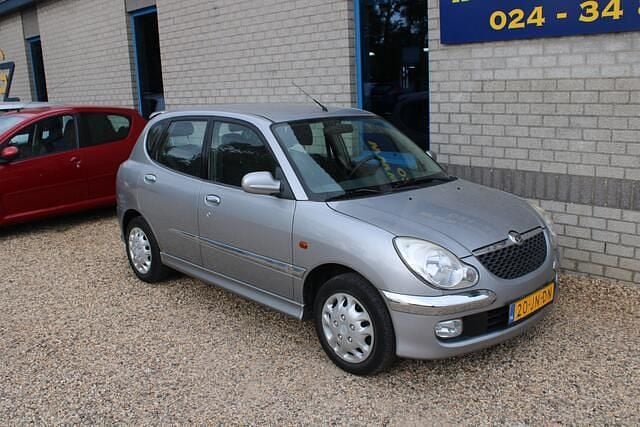 Grijs Gebruikt 2002 Daihatsu Sirion Hatchback | € 2.250 (Eerlijke prijs) - Afbeelding 1/4