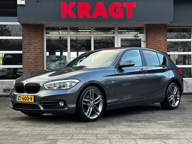 Grijs (metallic) Gebruikt 2016 BMW 118 Sport Line Hatchback | € 15.450 (Goede deal) - Afbeelding 1/4