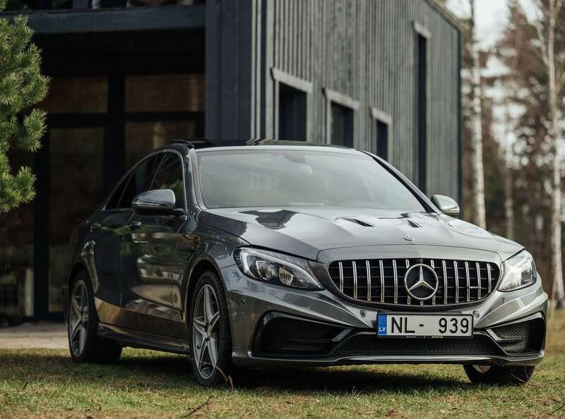 Grijs Gebruikt 2016 Mercedes C180 AMG line Sedan | € 29.500 - Afbeelding 1/4