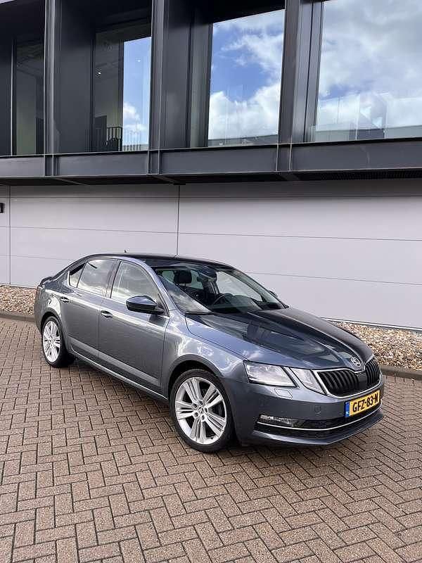 Grijs Gebruikt 2018 Skoda Octavia Sedan | € 14.000 (Eerlijke prijs) - Afbeelding 1/4
