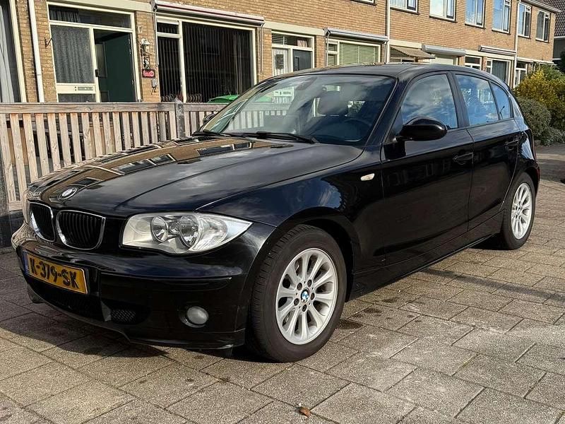 Zwart Gebruikt 2005 BMW 116 Hatchback | € 3.000 (Iets duurder) - Afbeelding 1/4