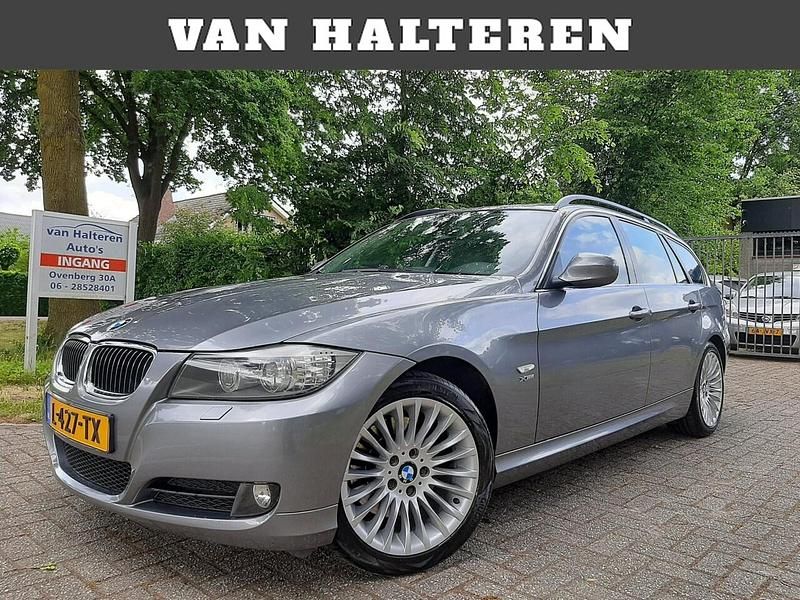 Grijs (metallic) Gebruikt 2009 BMW 325 Stationwagen | € 9.999 (Iets duurder) - Afbeelding 1/4