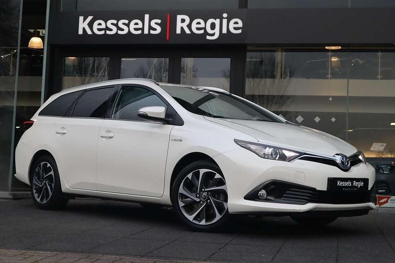 Wit (metallic) Occasion 2015 Toyota Auris Touring Sports Stationwagen | € 14.950 (Iets duurder) - Afbeelding 1/4