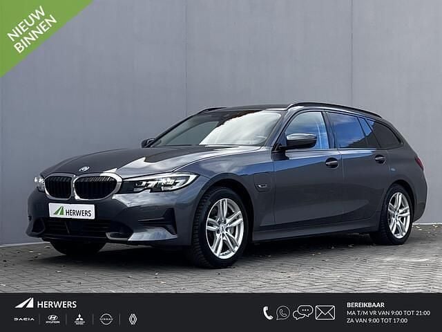 Grijs Gebruikt 2021 BMW 330 Basis Stationwagen | € 27.885 (Goede deal) - Afbeelding 1/4