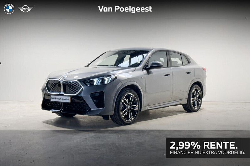 Skyscraper grey metallic (grijs metallic) Gebruikt 2024 BMW iX2 M Sport SUV | € 47.495 (Iets duurder) - Afbeelding 1/4