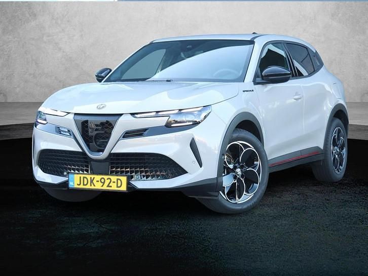 Beige Occasion 2025 Alfa Romeo Junior Edizione Speciale SUV | € 35.920 (Iets duurder) - Afbeelding 1/4