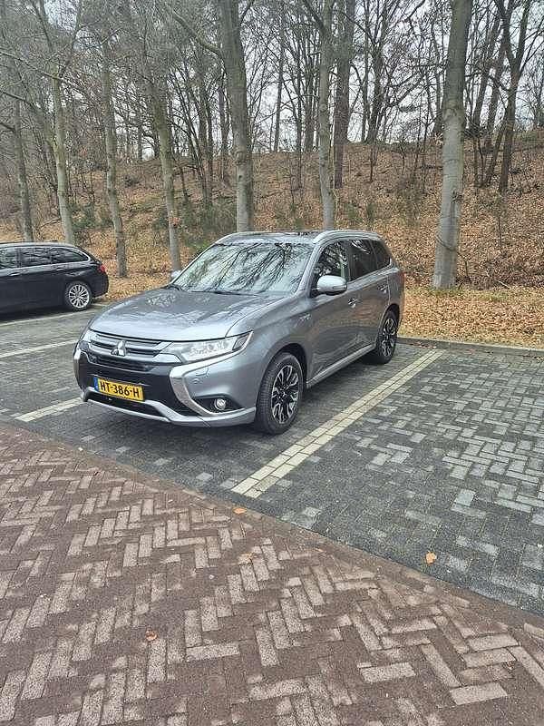 Occasion Mitsubishi Outlander P-HEV Instyle 121 PK (88 kW) 2015 Zilver SUV