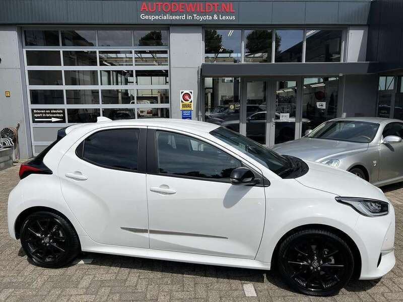 Wit Gebruikt 2022 Toyota Yaris Executive Hatchback | € 24.950 (Eerlijke prijs) - Afbeelding 1/4