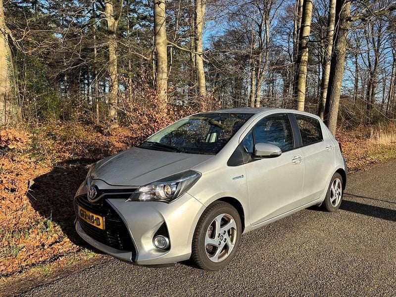 Grijs (metallic) Occasion 2015 Toyota Yaris Comfort Hatchback | € 11.950 (Goede deal) - Afbeelding 1/4