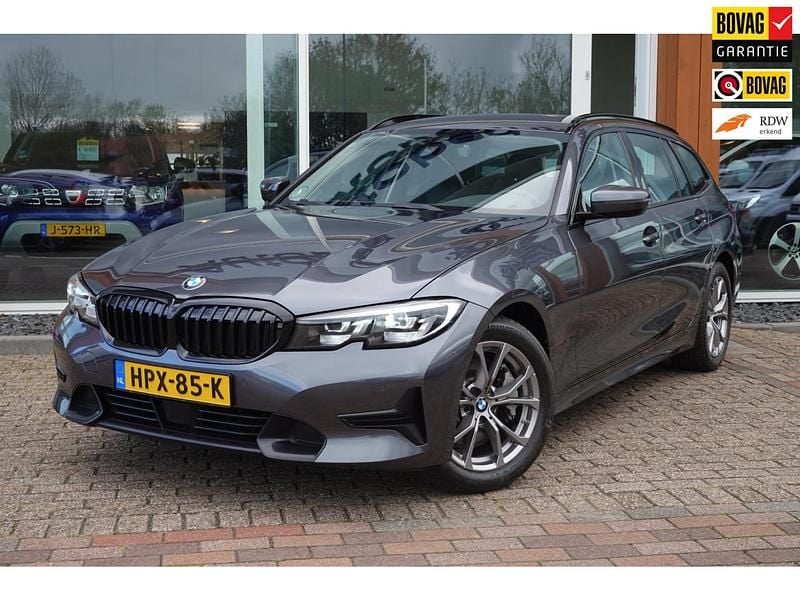 Grijs Gebruikt 2022 BMW 330 Comfort Edition Stationwagen | € 36.950 (Super prijs) - Afbeelding 1/4