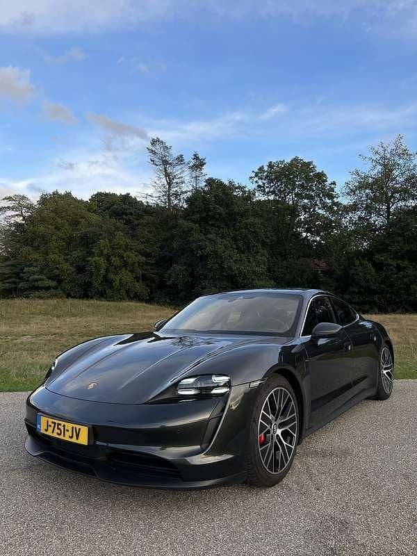 Grijs Gebruikt 2020 Porsche Taycan Performance Package Sedan | € 52.999 (Duur) - Afbeelding 1/4