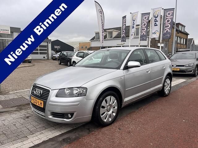 Grijs (metallic) Occasion 2006 Audi A3 Sportback Ambiente Hatchback | € 3.445 (Eerlijke prijs) - Afbeelding 1/4