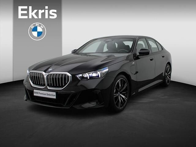 Zwart (metallic) Occasion 2024 BMW 530e Comfort Edition Sedan | € 58.900 (Goede deal) - Afbeelding 1/4