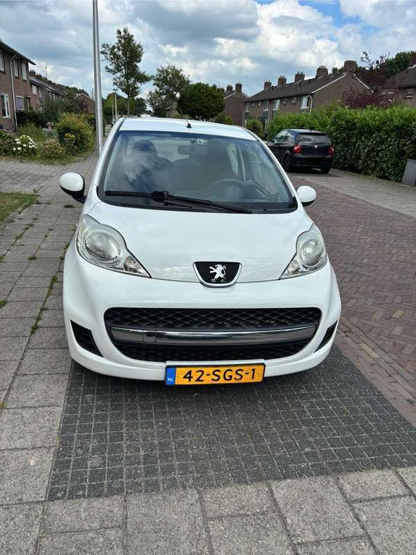Wit Gebruikt 2011 Peugeot 107 Hatchback | € 2.000 (Goede deal) - Afbeelding 1/4