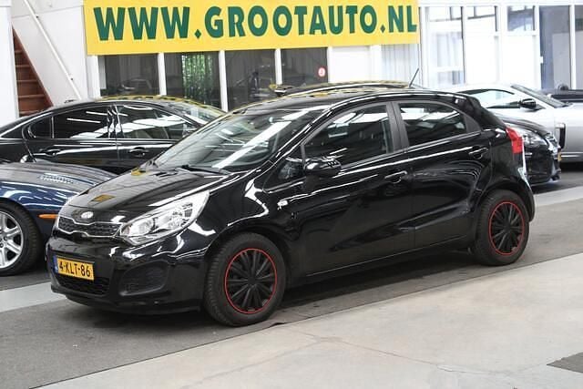 Zwart Gebruikt 2013 Kia Rio Comfort Hatchback | € 5.444 (Goede deal) - Afbeelding 1/4
