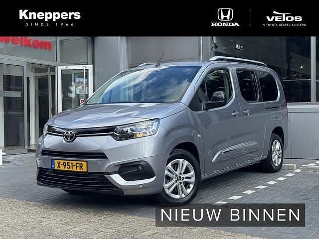 Grijs Gebruikt 2022 Toyota Proace Verso Active Stationwagen | € 29.900 (Eerlijke prijs) - Afbeelding 1/4