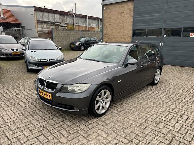 Grijs Gebruikt 2007 BMW 318 Stationwagen | € 3.250 (Eerlijke prijs) - Afbeelding 1/4