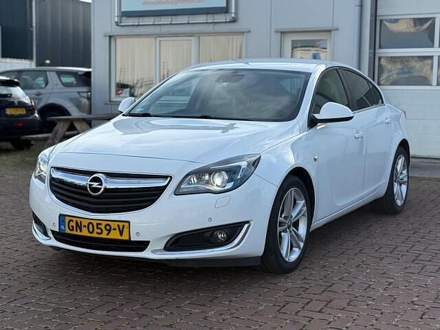 Wit Gebruikt 2015 Opel Insignia Business Hatchback | € 5.250 (Eerlijke prijs) - Afbeelding 1/4