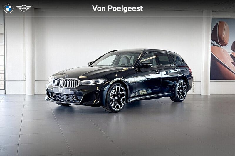 Saphirschwarz metallic (zwart metallic) Nieuw 2025 BMW 330e Stationwagen | € 75.671 - Afbeelding 1/4