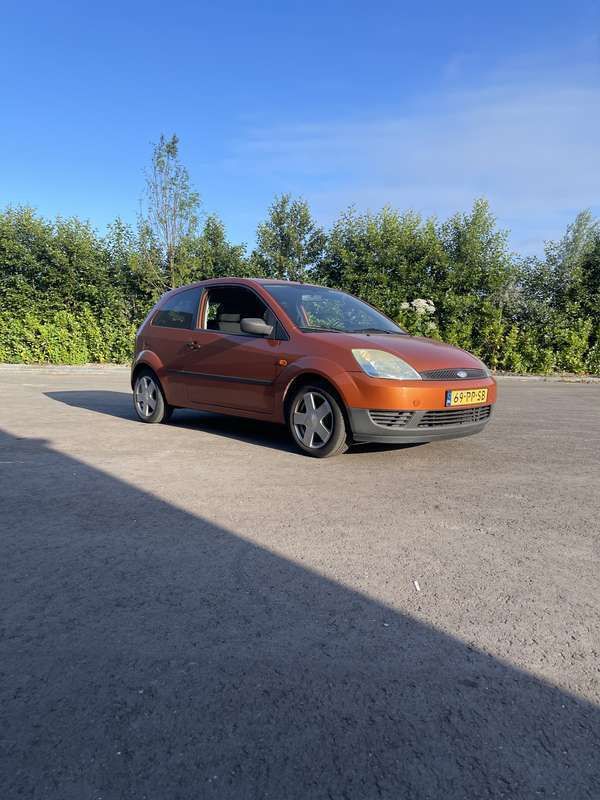 Bruin Gebruikt 2004 Ford Fiesta Hatchback | € 700 (Eerlijke prijs) - Afbeelding 1/4