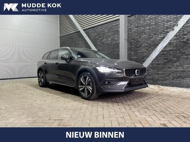Grijs Gebruikt 2024 Volvo V60 CC Plus Stationwagen | € 59.400 (Eerlijke prijs) - Afbeelding 1/4