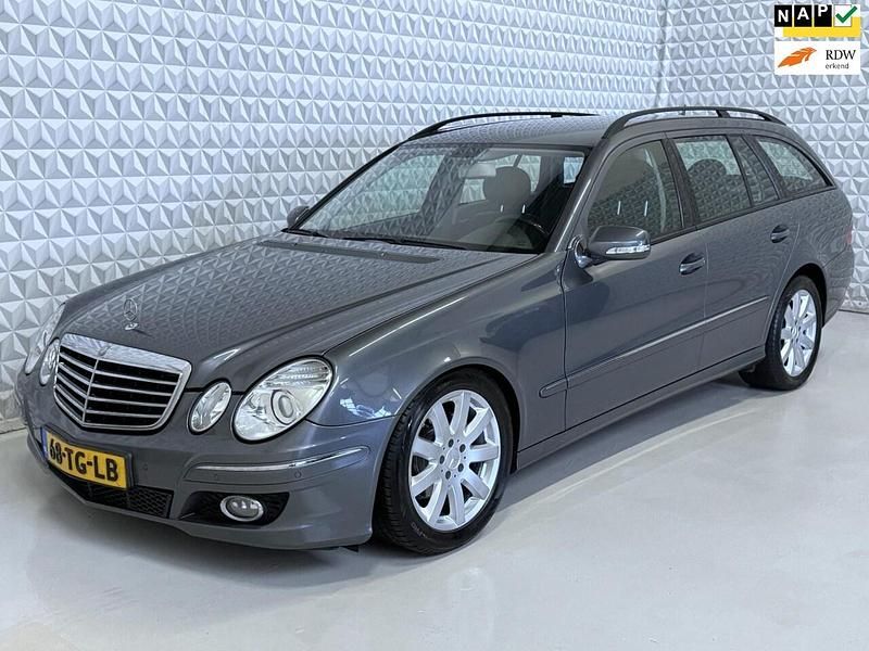 Grijs (metallic) Gebruikt 2006 Mercedes E220 Stationwagen | € 3.499 - Afbeelding 1/4