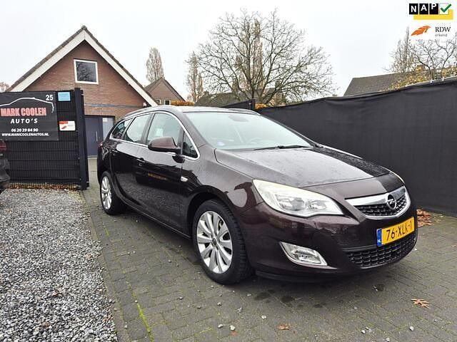 Bruin (metallic) Gebruikt 2012 Opel Astra Cosmo Stationwagen | € 3.645 (Goede deal) - Afbeelding 1/4