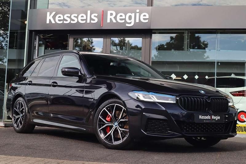 Zwart Gebruikt 2022 BMW 530e Executive Stationwagen | € 39.950 (Eerlijke prijs) - Afbeelding 1/4