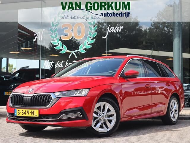 Rood Gebruikt 2023 Skoda Octavia Business Line Stationwagen | € 17.950 (Eerlijke prijs) - Afbeelding 1/4